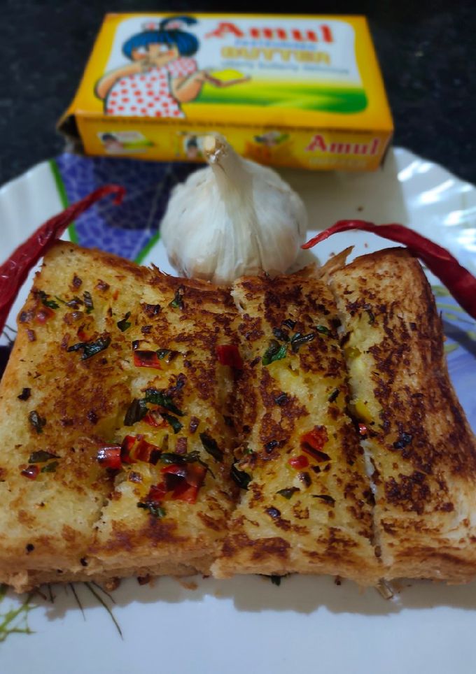 चीज़ गार्लिक ब्रेड (Cheese garlic bread recipe in Hindi) रेसिपी मुख्य फोटो
