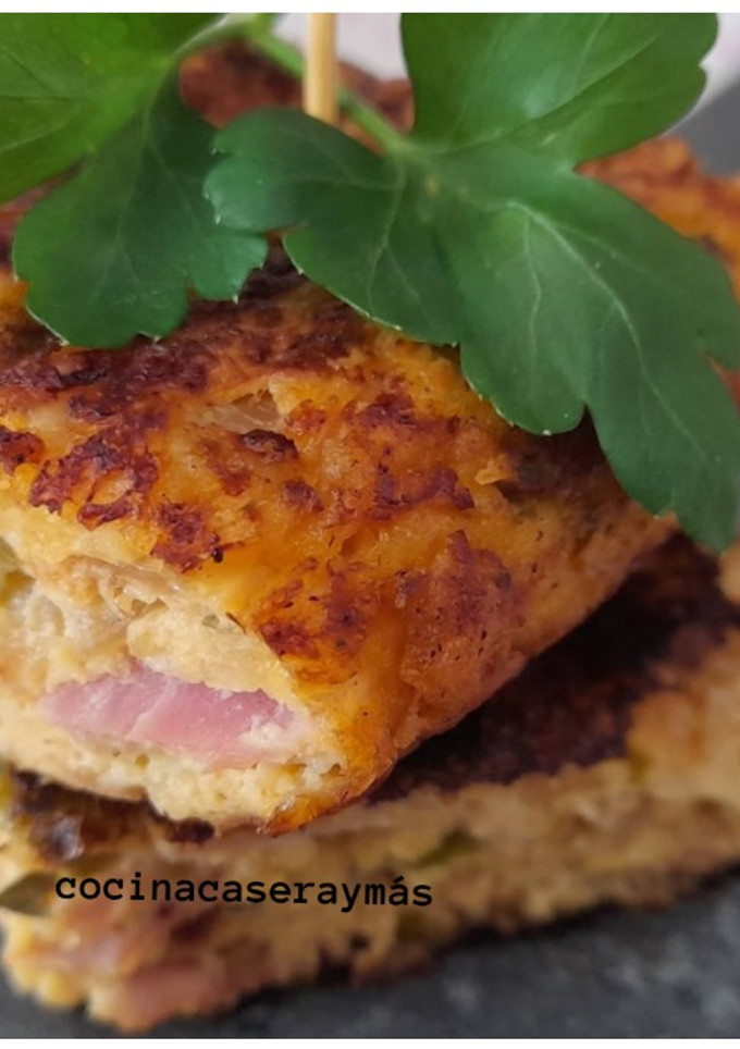 Una foto de Tortilla con sofrito y jamón
