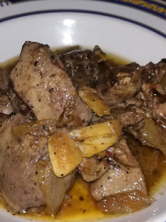 Una foto de Higadillos de pollo encebollado