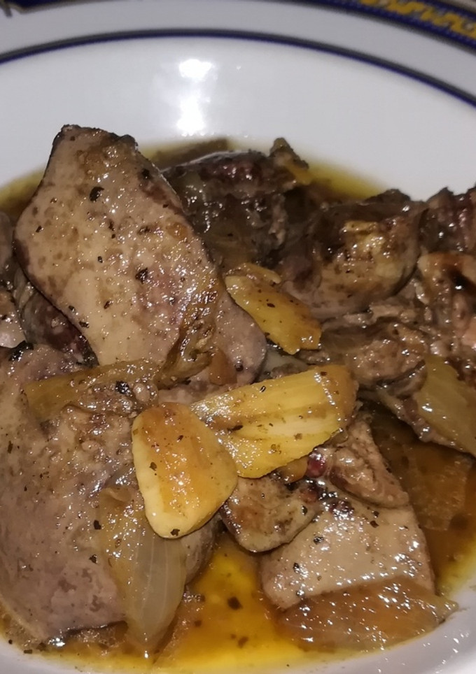 Una foto de Higadillos de pollo encebollado