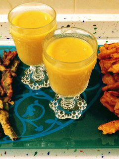 Una foto de Judías verdes y calabaza en tempura con crema de apio y zanahorias