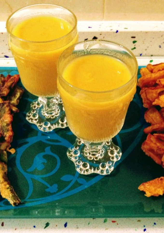 Una foto de Judías verdes y calabaza en tempura con crema de apio y zanahorias