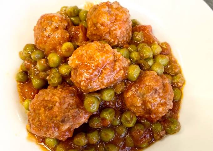 Polpette con piselli e passata di pomodoro