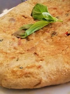 Una foto de Tortilla de Alcachofas, champiñones y Langostinos
