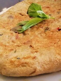 Una foto de Tortilla de Alcachofas, champiñones y Langostinos