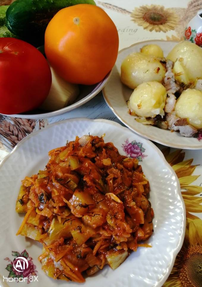 Кабачки тушковані з овочами та грибами