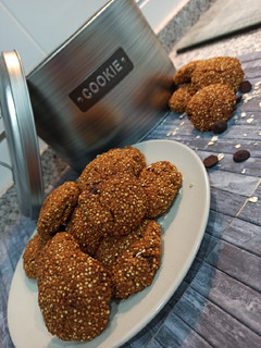 Una foto de Galletas crujientes de quinoa y avena con chocolate 🍪
