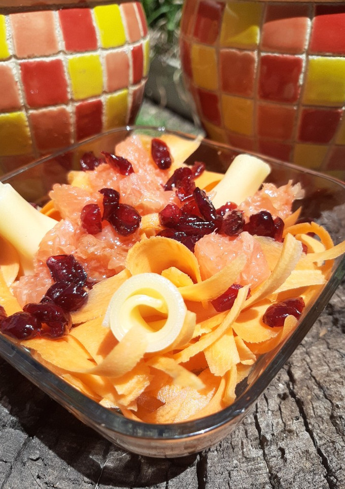 Una foto de Ensalada de zanahoria, pomelo y cranberries