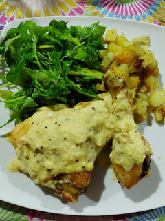 Una foto de ~Pollo a la mostaza con papas y ensalada verde~