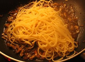 Una foto de Spaguettinis a la satanezca, para atenuar el ragú (hambre)