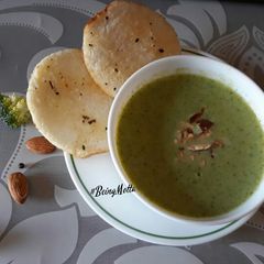 A picture of Almonds Broccoli Soup.
