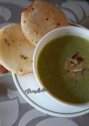 A picture of Almonds Broccoli Soup.