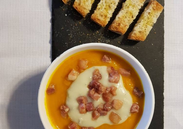 Simple Way to Make Favorite Vellutata di zucca Hokkaido con salsa di gorgonzola al mascarpone