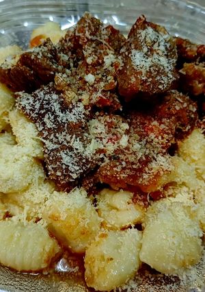 Una foto de Ñoquis de papa con salsa