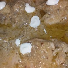 A picture of Creamy white karahi with gravy.