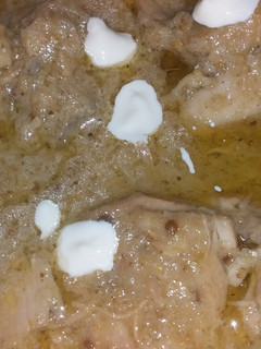 A picture of Creamy white karahi with gravy.