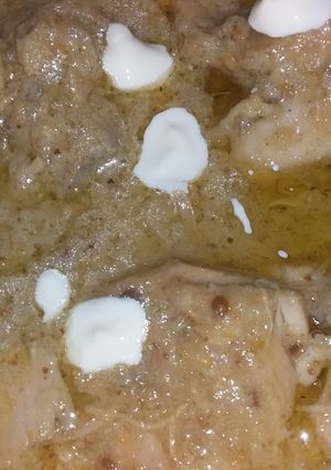 A picture of Creamy white karahi with gravy.