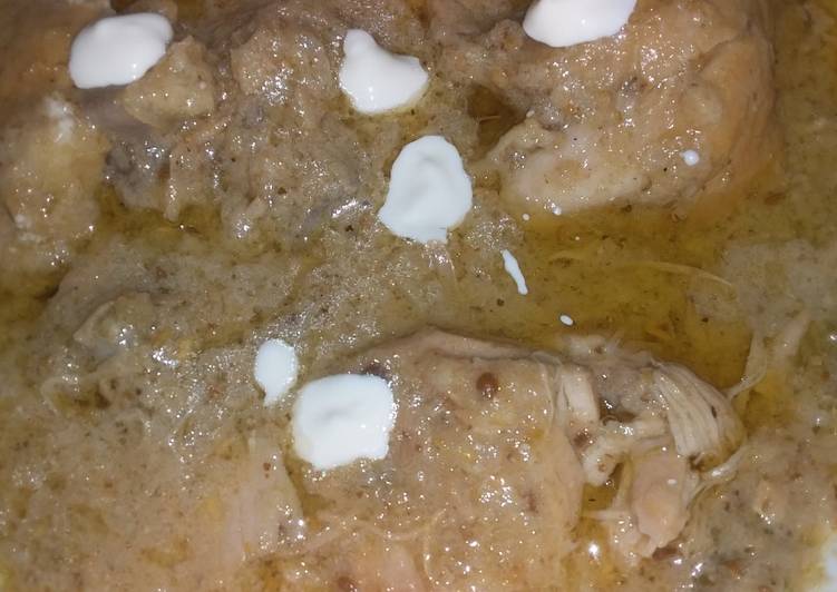 Creamy white karahi with gravy