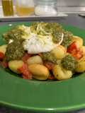 Gnocchis con salsa pesto y burrata
