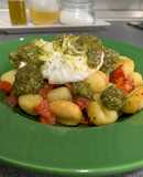 Gnocchis con salsa pesto y burrata