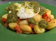 Una foto de burrata con salsa pesto