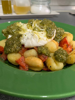 Una foto de Gnocchis con salsa pesto y burrata