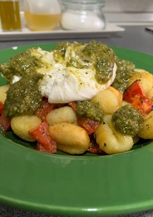 Una foto de Gnocchis con salsa pesto y burrata