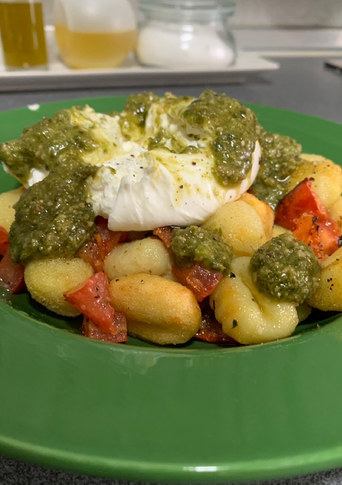 Una foto de Gnocchis con salsa pesto y burrata