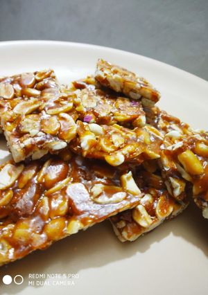 A picture of Gulab Peanut Chikki.