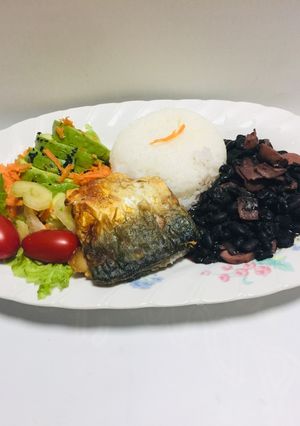 Una foto de Pescado Frito con frijoles negros con tocino, salchicha & ensalada nutritiva fresca!