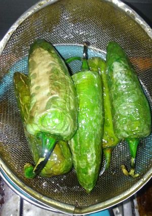 Una foto de Como tatemar los chiles poblanos y cuaresmenos ahorrando tiempo