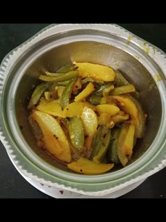 પરવળ બટાકા નું શાક (Parval Bataka Shak Recipe In Gujarati) રેસીપી મુખ્ય ફોટો