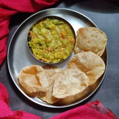 A picture of Veg Sagu and poori.