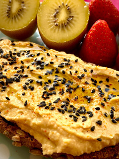 Una foto de Hummus tradicional en Mambo