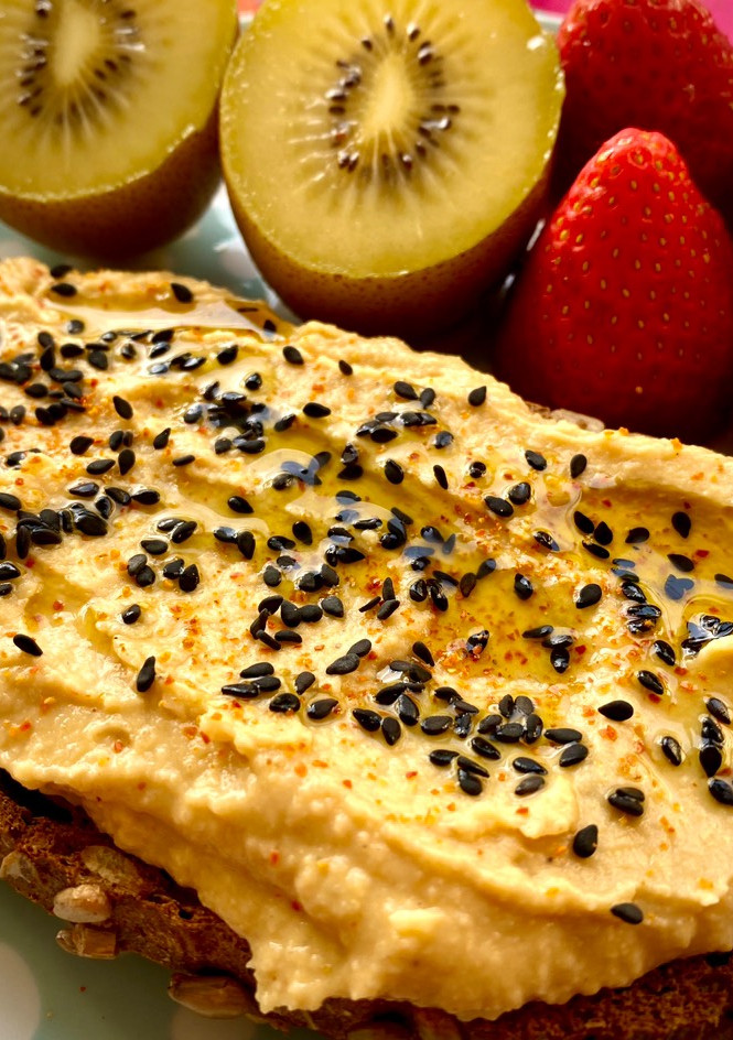 Una foto de Hummus tradicional en Mambo
