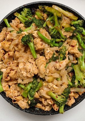 A picture of Stir-Fried Chicken Pho Noodles.