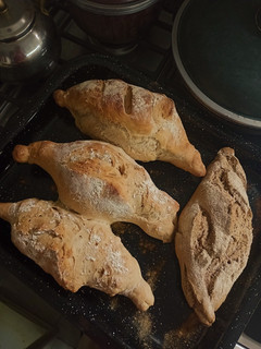 Una foto de Pan casero de masa madre tipo baguette francesa 🥖 Súper crocante y riquísimo