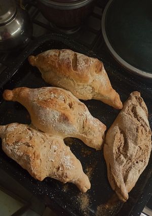 Una foto de Pan casero de masa madre tipo baguette francesa 🥖 Súper crocante y riquísimo