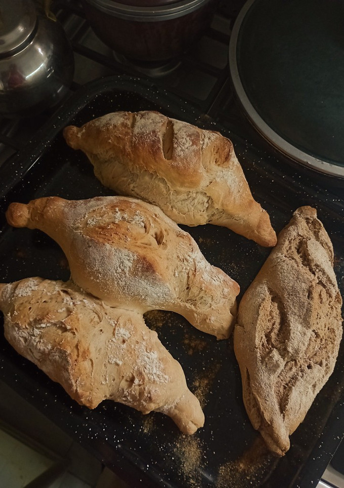 Una foto de Pan casero de masa madre tipo baguette francesa 🥖 Súper crocante y riquísimo