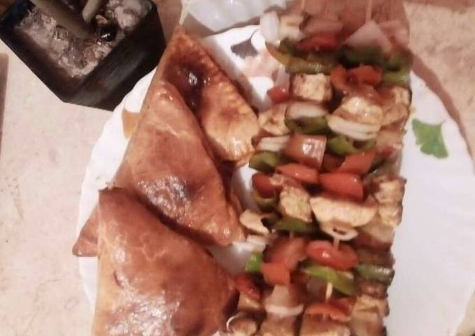 Les brochettes de blanc de poulet marinĂ© đ