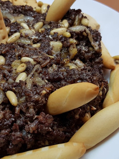 Una foto de Revuelto de Morcilla con Manzanas y Piñones