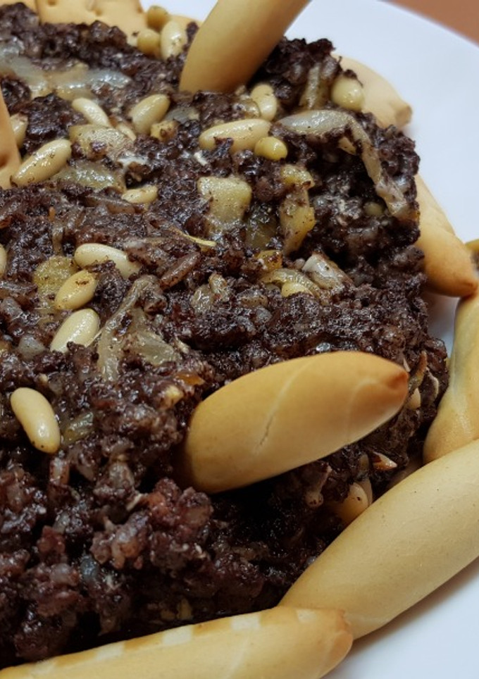 Una foto de Revuelto de Morcilla con Manzanas y Piñones