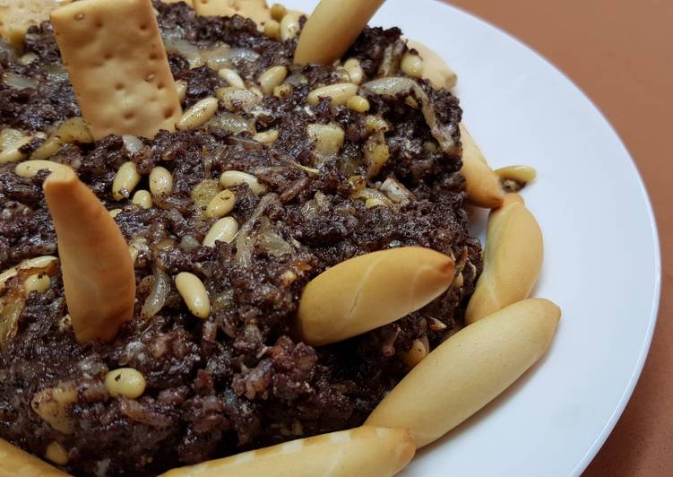 Revuelto de Morcilla con Manzanas y Piñones