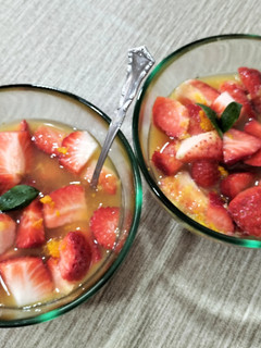 Una foto de Fresas con zumo de naranja