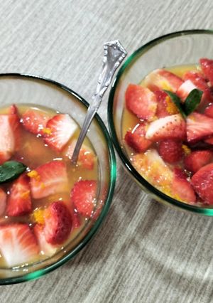 Una foto de Fresas con zumo de naranja