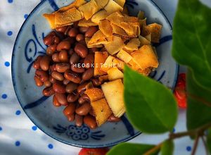 Hình của món Brunch đơn giản: Đậu đỏ luộc ăn kèm dừa khô và sữa chua.