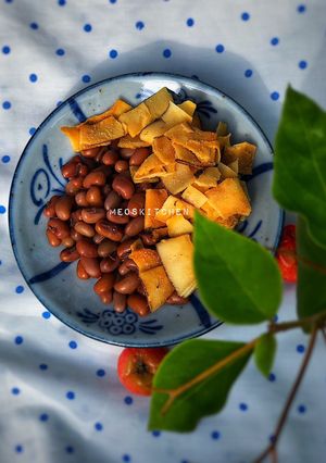 Hình của món Brunch đơn giản: Đậu đỏ luộc ăn kèm dừa khô và sữa chua.