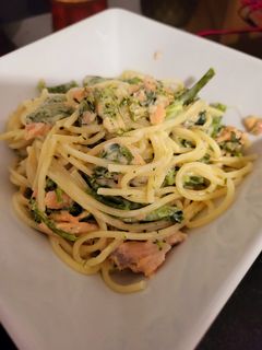 Una foto de Pasta con salsa cremosa de salmón y bimi