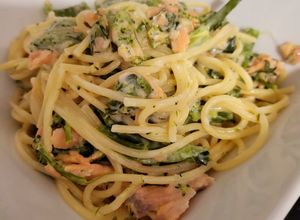 Una foto de Pasta con salsa cremosa de salmón y bimi