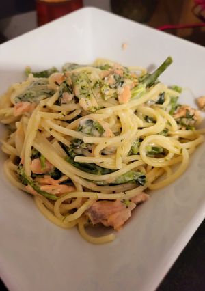 Una foto de Pasta con salsa cremosa de salmón y bimi